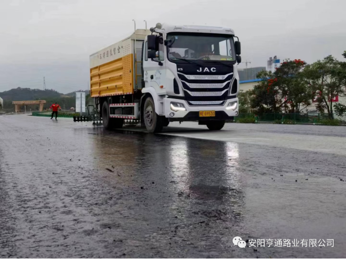 祝賀我司深汕西項(xiàng)目透層、封層試驗(yàn)段圓 滿成功